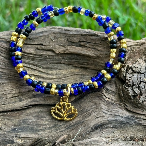 2/$12 Lotus flower beaded bracelet - Picture 1 of 1